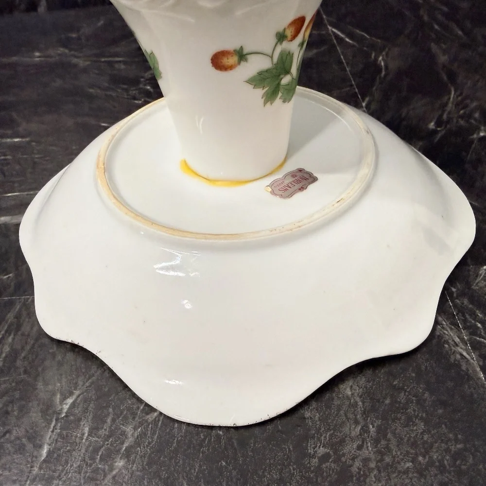 NORLEANS Cake Stand with Strawberries and Butterflies